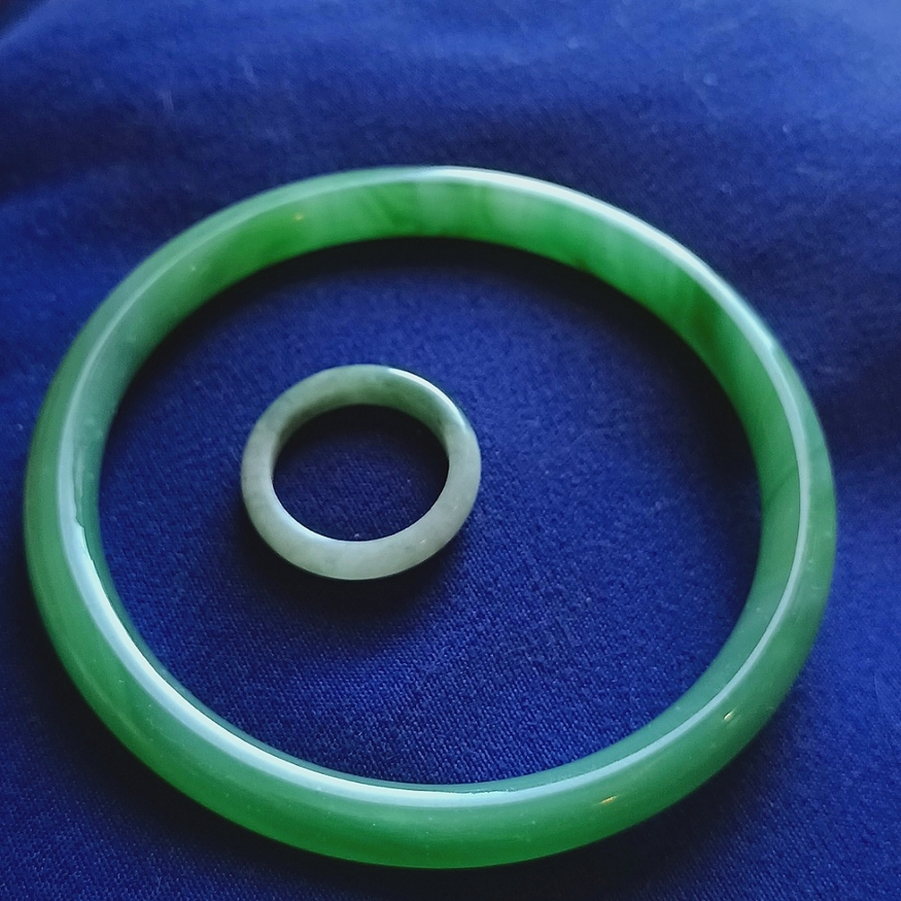 Jade vintage round bangle and size 7 ring